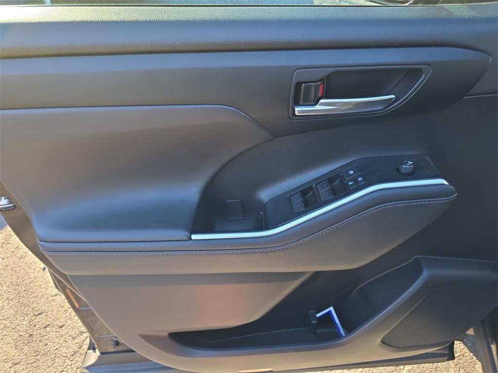 used 2021 Toyota Highlander car, priced at $27,490