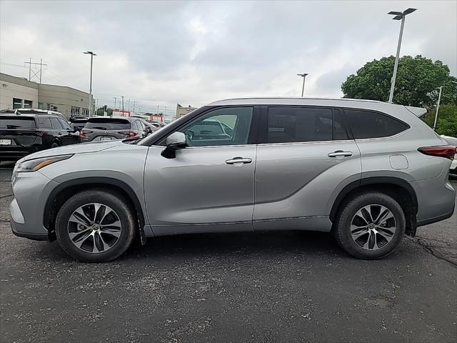 used 2021 Toyota Highlander car, priced at $32,900