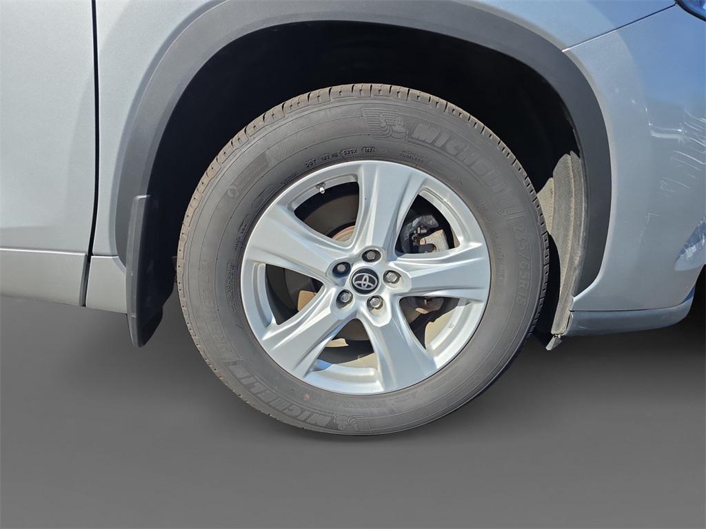 used 2024 Toyota Highlander car, priced at $35,900