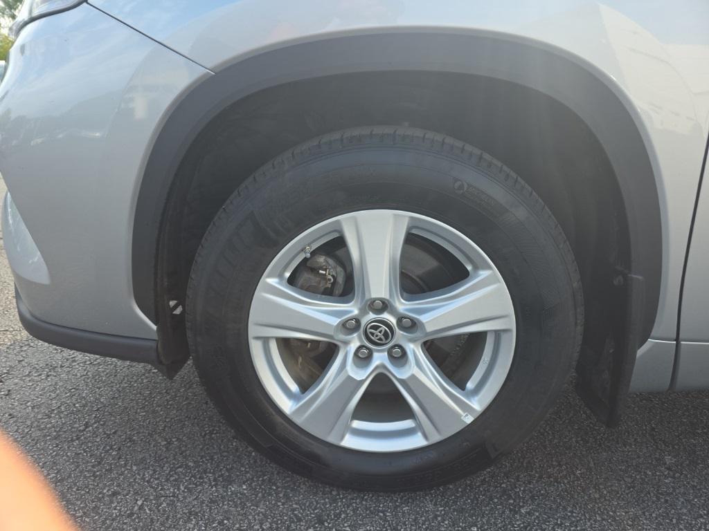 used 2024 Toyota Highlander car, priced at $36,999