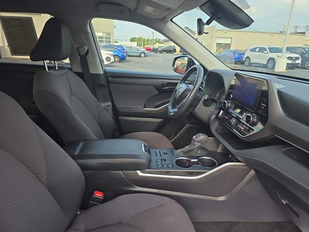 used 2024 Toyota Highlander car, priced at $36,999