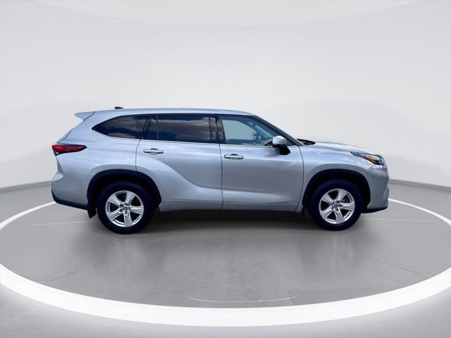 used 2022 Toyota Highlander Hybrid car, priced at $27,500
