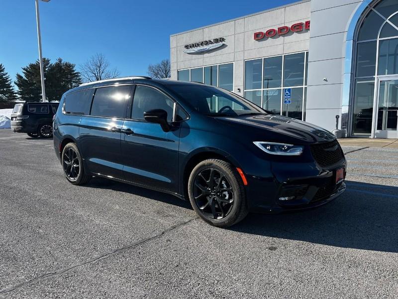 new 2025 Chrysler Pacifica car, priced at $46,212