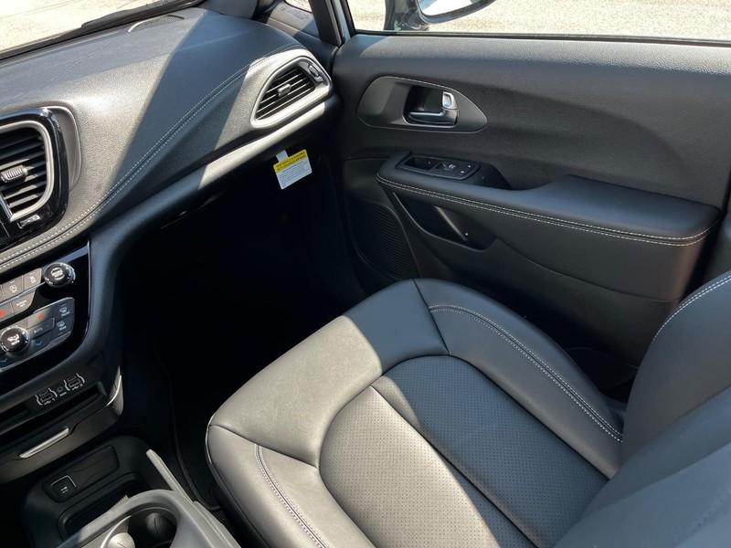 new 2025 Chrysler Pacifica car, priced at $44,458