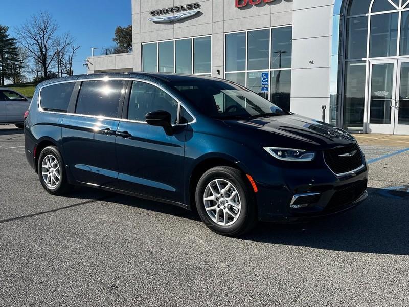 new 2025 Chrysler Pacifica car, priced at $39,440