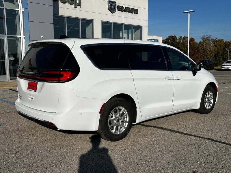 new 2025 Chrysler Pacifica car, priced at $40,112