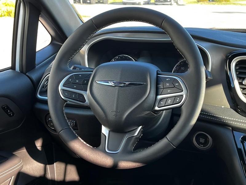 new 2025 Chrysler Pacifica car, priced at $40,112