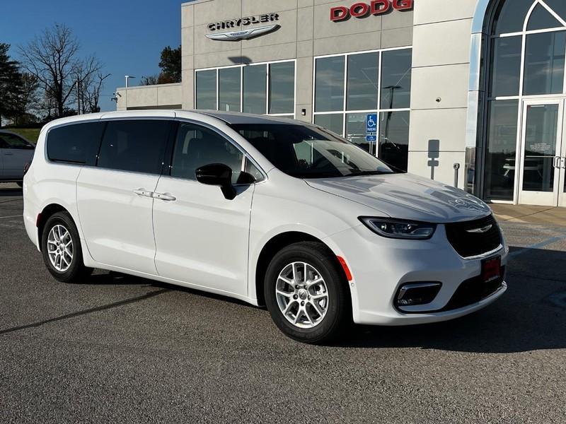 new 2025 Chrysler Pacifica car, priced at $40,112