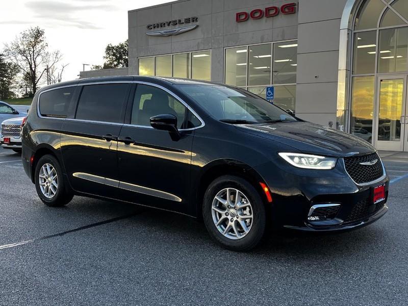 new 2025 Chrysler Pacifica car, priced at $40,112