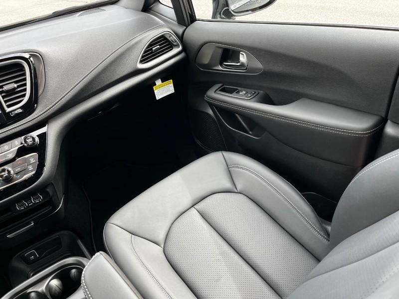 new 2025 Chrysler Pacifica car, priced at $45,725