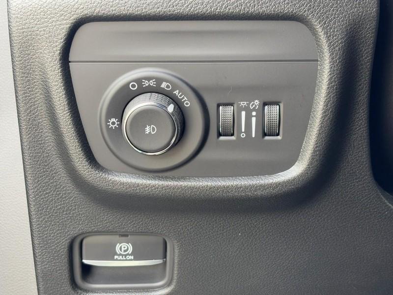 new 2025 Jeep Grand Cherokee car, priced at $40,121