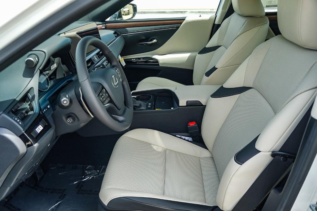 new 2025 Lexus ES 300h car, priced at $47,923