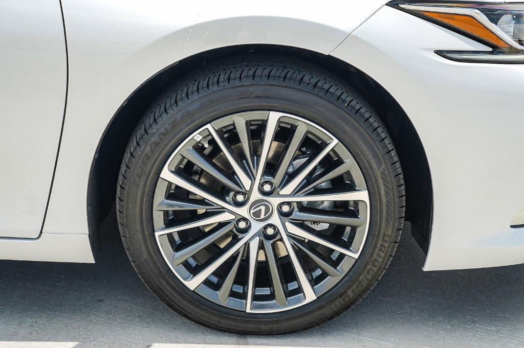 new 2025 Lexus ES 300h car, priced at $47,923