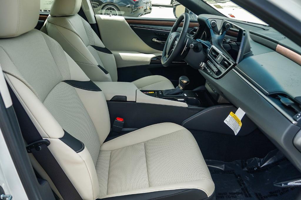 new 2025 Lexus ES 300h car, priced at $47,923