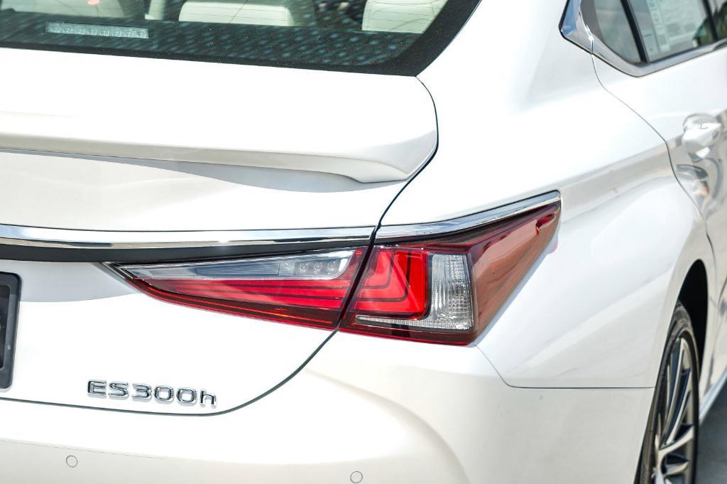 new 2025 Lexus ES 300h car, priced at $47,923