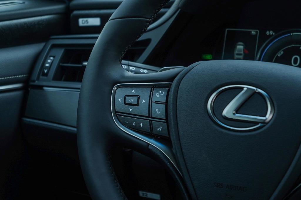 new 2025 Lexus ES 300h car, priced at $48,150