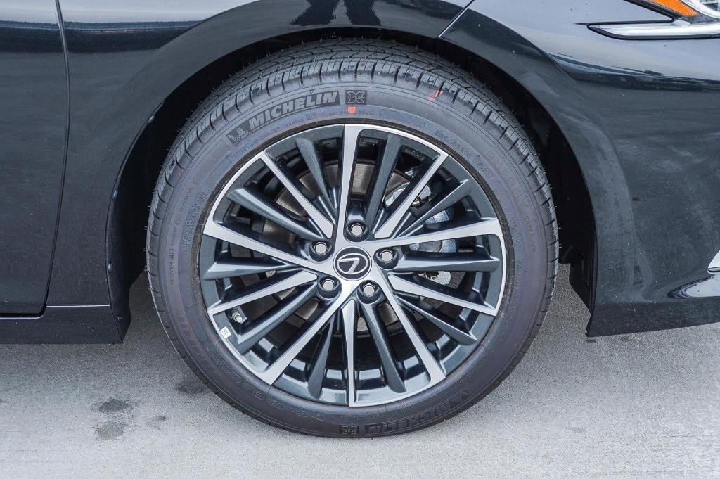 new 2025 Lexus ES 300h car, priced at $48,150