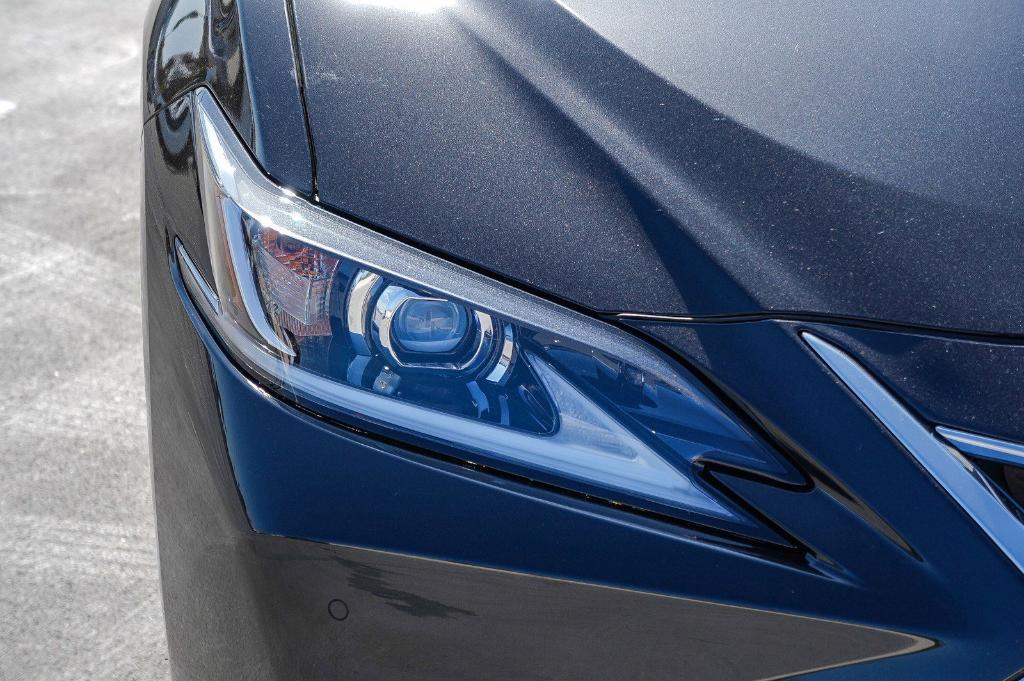 new 2025 Lexus ES 300h car, priced at $46,068