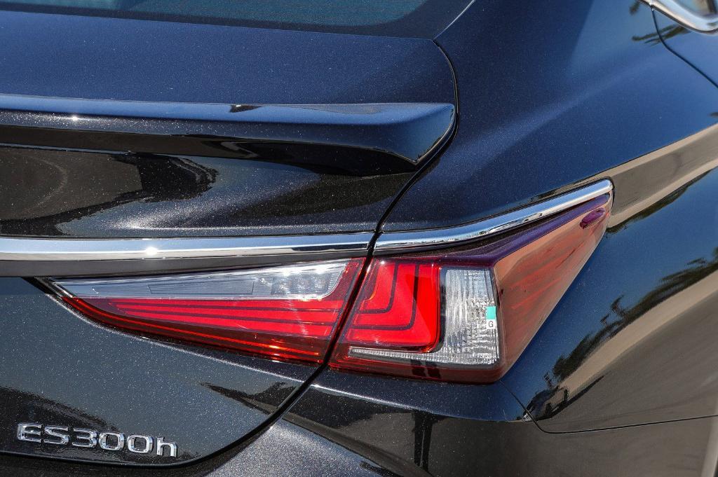 new 2025 Lexus ES 300h car, priced at $46,068