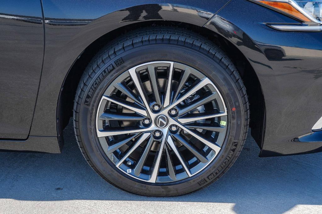 new 2025 Lexus ES 300h car, priced at $46,068