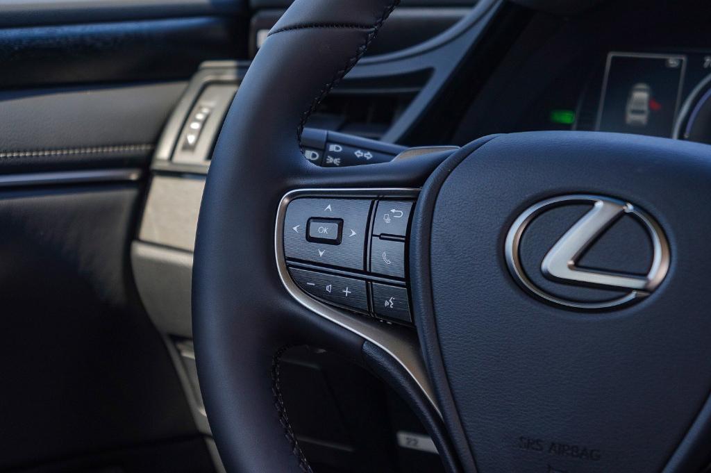 new 2025 Lexus ES 300h car, priced at $46,068