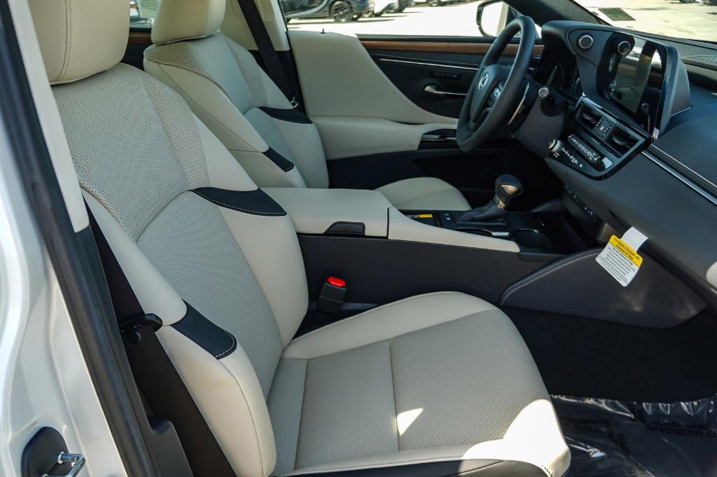 new 2025 Lexus ES 300h car, priced at $47,086