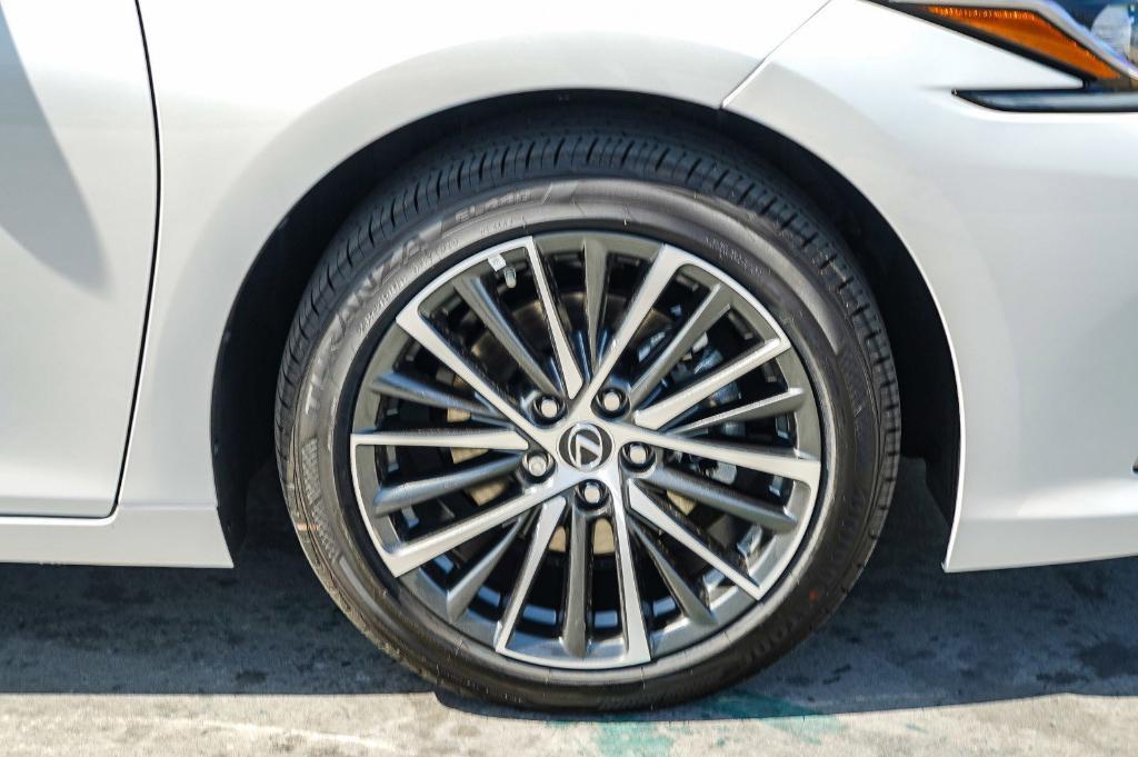 new 2025 Lexus ES 300h car, priced at $47,086