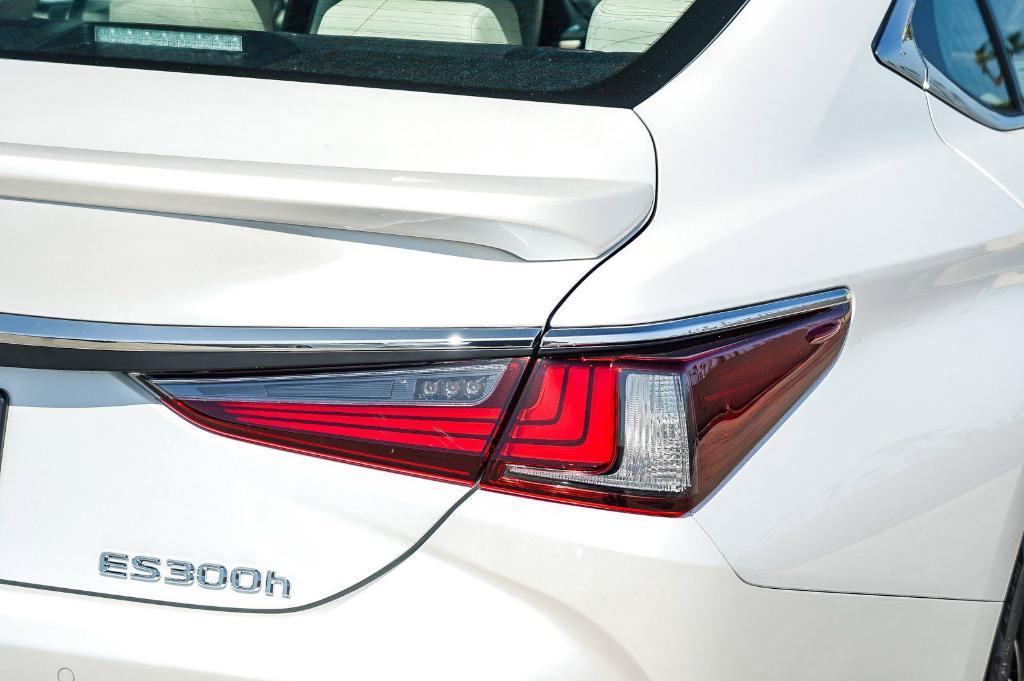 new 2025 Lexus ES 300h car, priced at $47,086