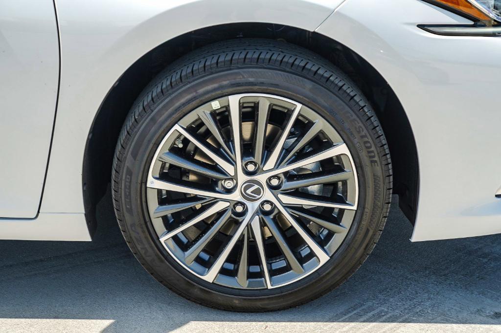 new 2025 Lexus ES 300h car, priced at $49,899