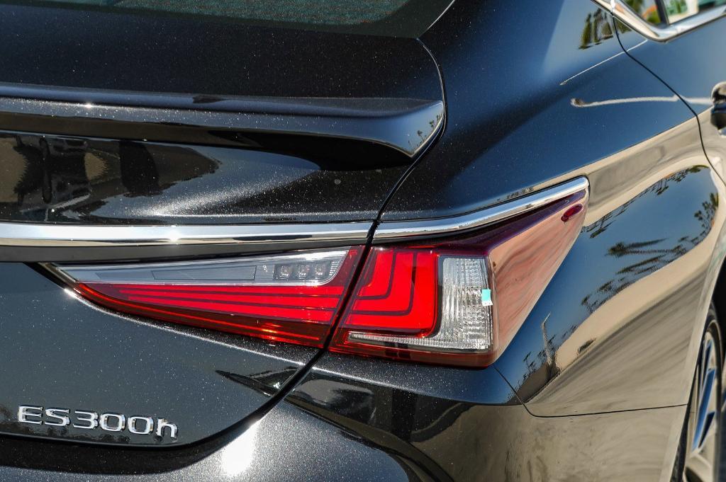 new 2025 Lexus ES 300h car, priced at $52,621