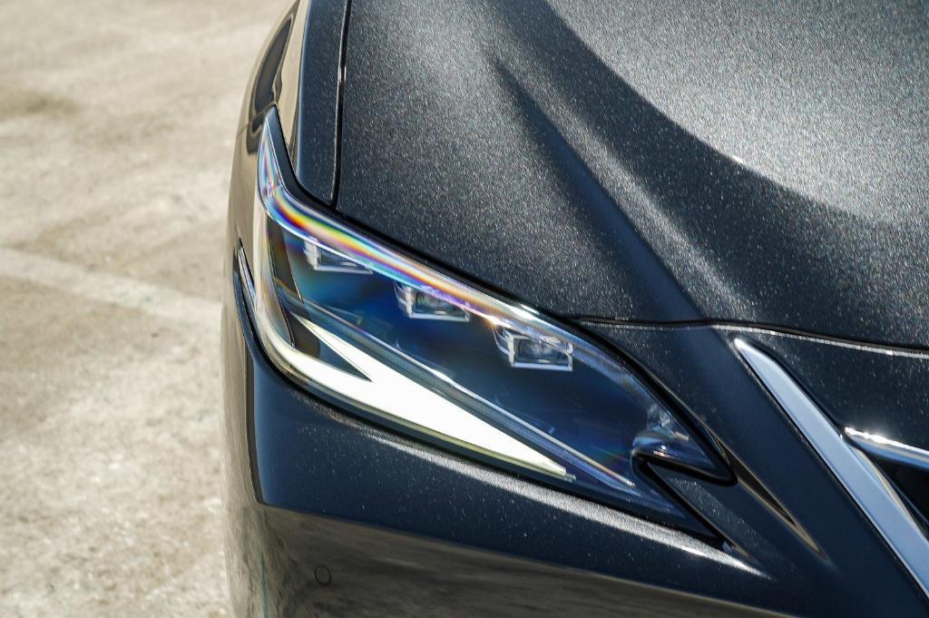 new 2025 Lexus ES 300h car, priced at $52,621