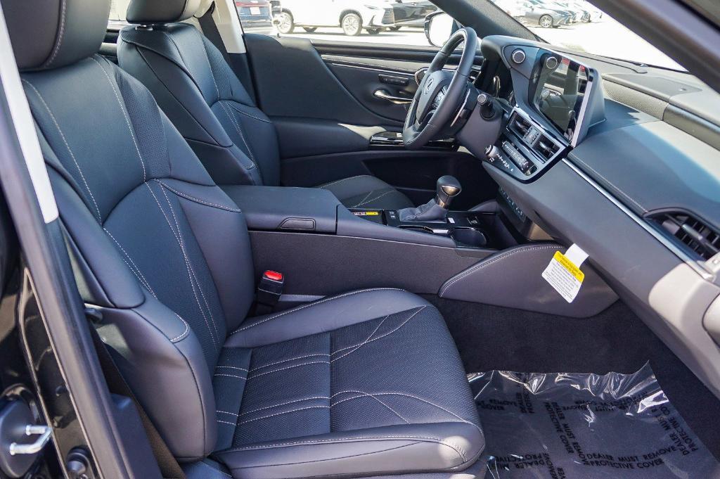 new 2025 Lexus ES 300h car, priced at $52,621