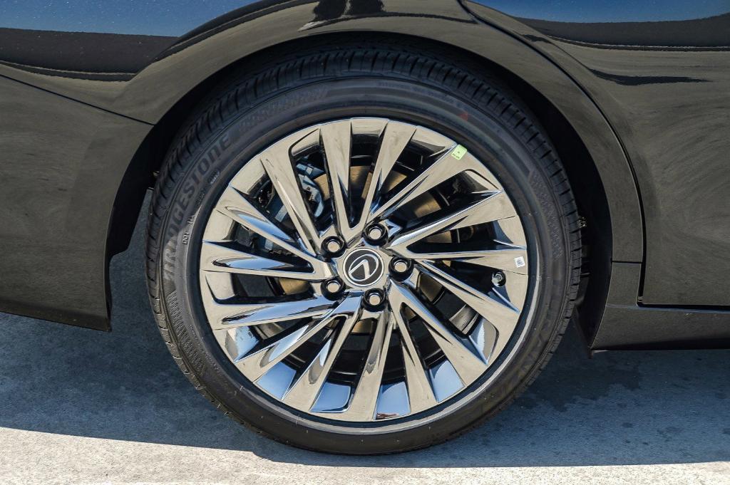 new 2025 Lexus ES 300h car, priced at $52,621