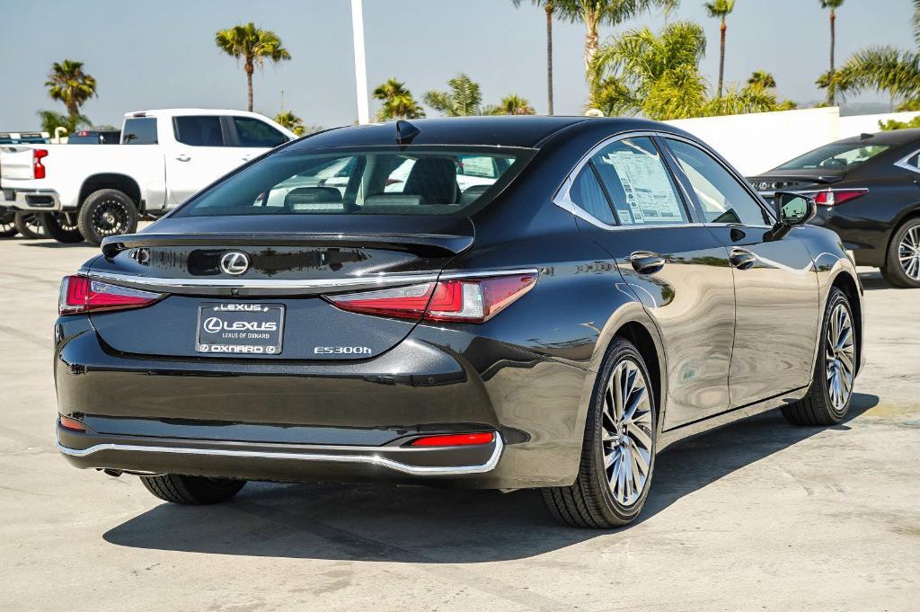 new 2025 Lexus ES 300h car, priced at $52,621