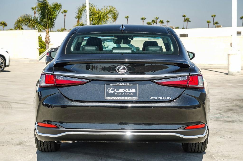new 2025 Lexus ES 300h car, priced at $52,621