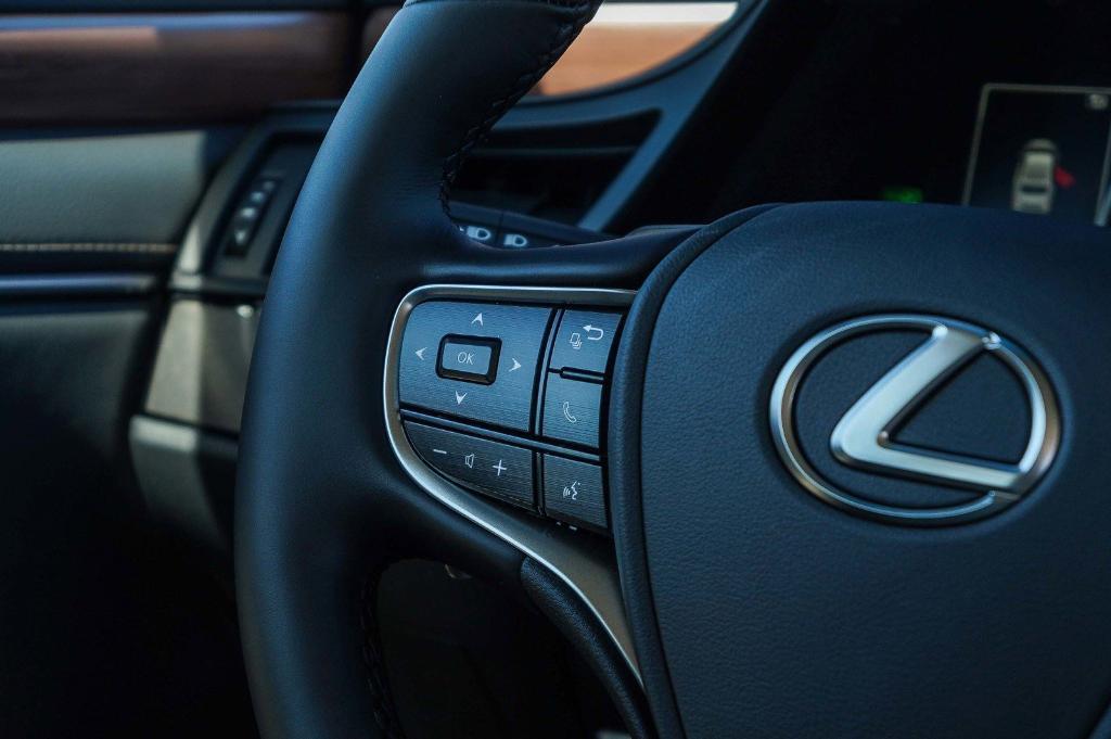 new 2025 Lexus ES 300h car, priced at $48,785