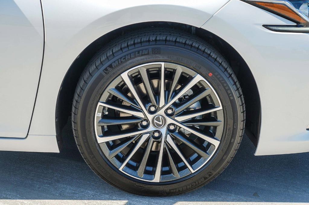 new 2025 Lexus ES 300h car, priced at $48,785