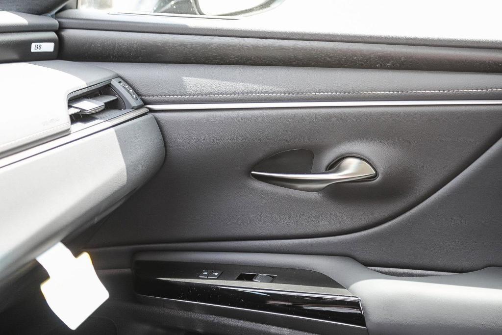 new 2025 Lexus ES 300h car, priced at $48,640