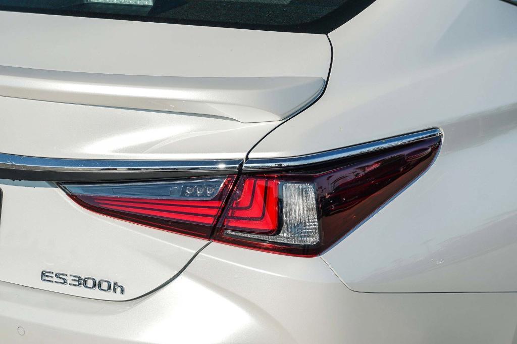 new 2025 Lexus ES 300h car, priced at $56,614