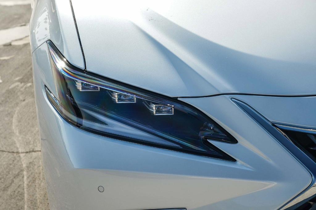 new 2025 Lexus ES 300h car, priced at $56,614