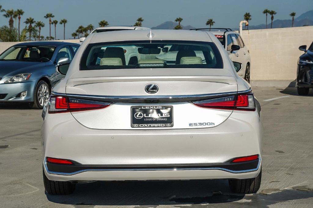 new 2025 Lexus ES 300h car, priced at $56,614