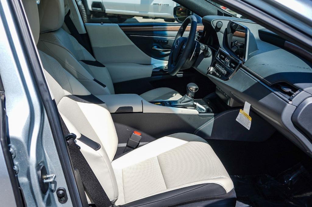 new 2025 Lexus ES 300h car, priced at $48,565