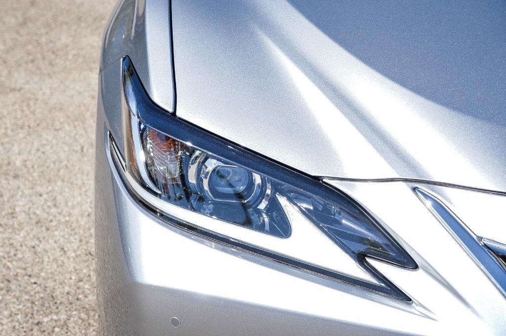 new 2025 Lexus ES 300h car, priced at $48,565