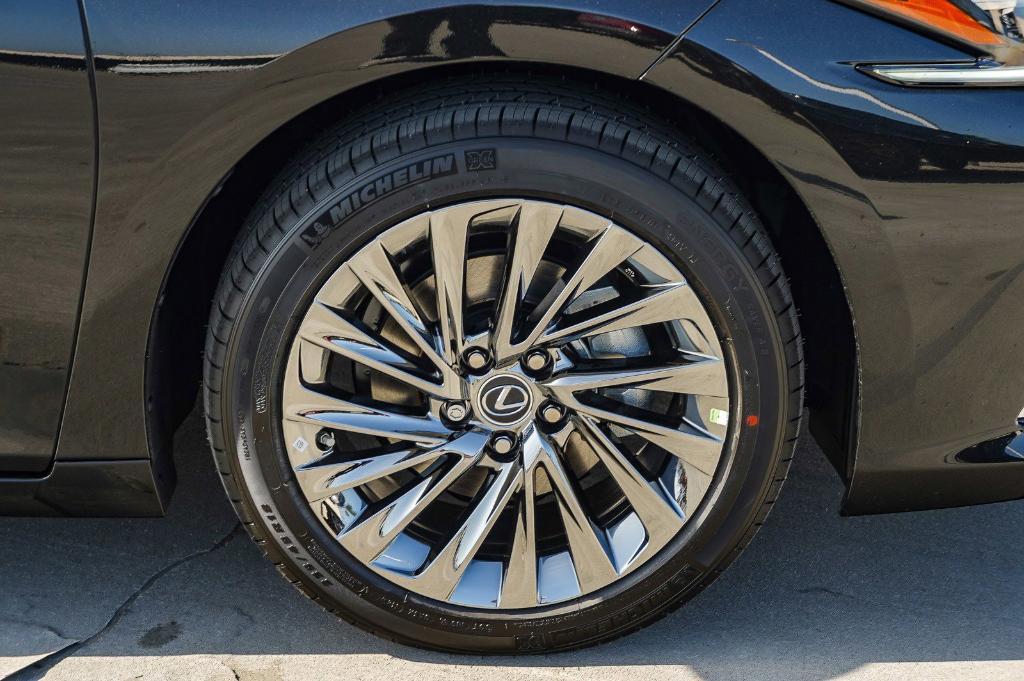 new 2025 Lexus ES 300h car, priced at $56,154