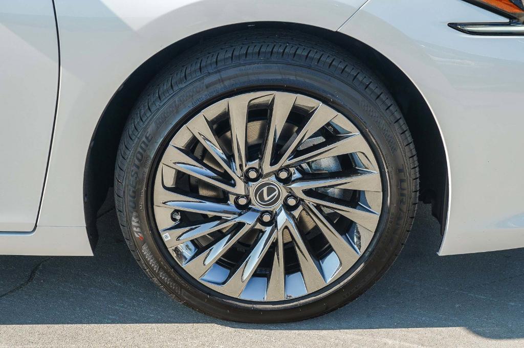 new 2025 Lexus ES 300h car, priced at $53,066