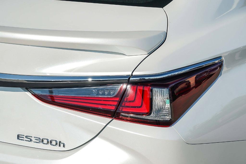 new 2025 Lexus ES 300h car, priced at $53,066