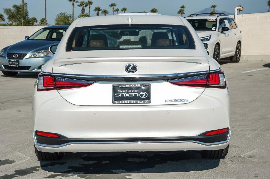 new 2025 Lexus ES 300h car, priced at $53,066