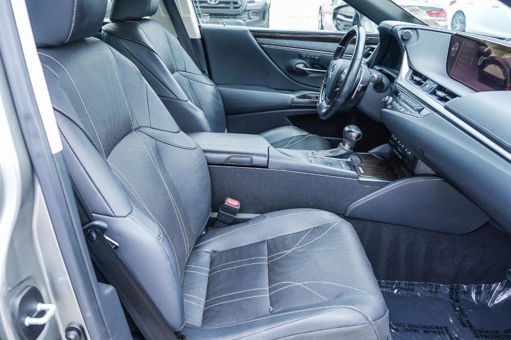 used 2019 Lexus ES 300h car, priced at $29,995