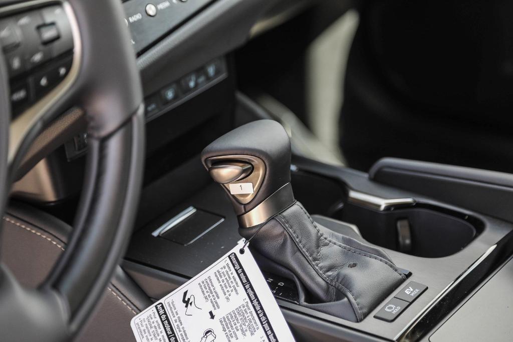 new 2025 Lexus ES 300h car, priced at $53,126