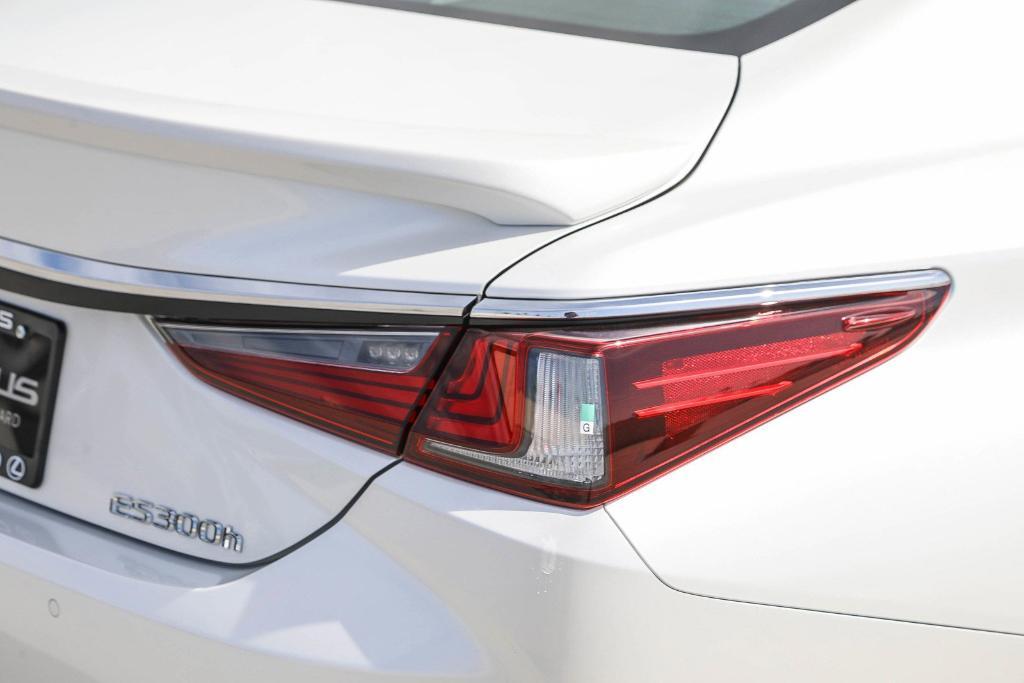 new 2025 Lexus ES 300h car, priced at $53,126